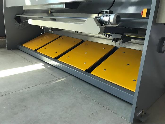 back view of China Yawei 8mm mild steel plate shears 4m cutting